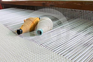 Weaving shuttle, Weaving loom and shuttle on the warp