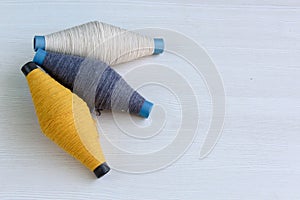 Weaving shuttle, Weaving loom and shuttle on the warp