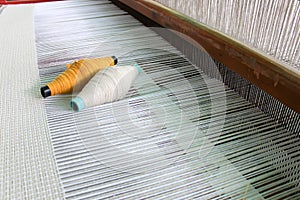 Weaving shuttle, Weaving loom and shuttle on the warp