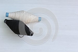 Weaving shuttle, Weaving loom and shuttle on the warp