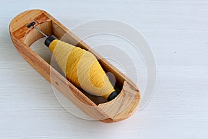 Weaving shuttle, Weaving loom and shuttle on the warp