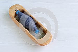 Weaving shuttle, Weaving loom and shuttle on the warp