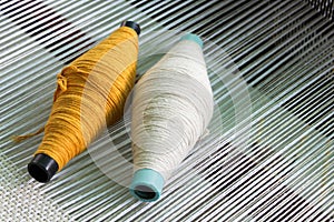 Weaving shuttle, Weaving loom and shuttle on the warp