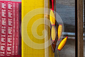 Weaving shuttle on weave silk cotton on the manual wood loom