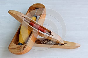 Weaving shuttle, Weaving loom and shuttle on the warp