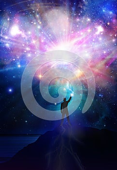 Uomo l'universo contemplazione spirituale trattamento Uomo corpo energia travi collegato qualunque cosa 