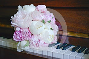 Wedding beautiful pink piwon bouquet at piano