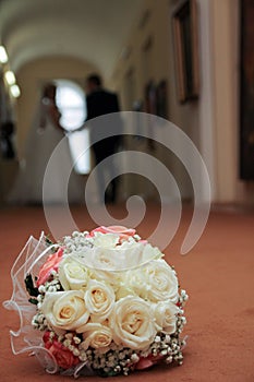 Wedding bouquet bright beige colors and the bride and groom for a walk in the Museum