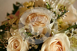 Wedding bouquet with gold wedding rings