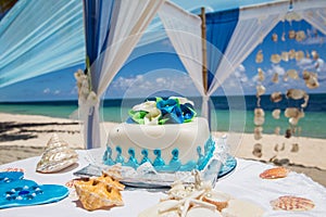 Wedding cake for beach wedding ceremony