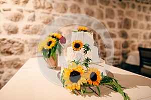 Wedding cake decorated flowers of sunflower