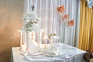 Wedding cake decoration of champagne fountain in lights and wedding cakes around