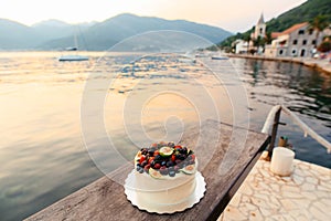 Wedding cake of figs, cherries and berries with a white cream. O