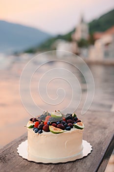 Wedding cake of figs, cherries and berries with a white cream. O