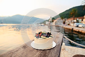 Wedding cake of figs, cherries and berries with a white cream. O