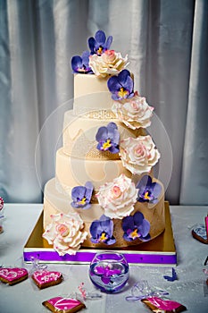 Wedding cake with orchids and roses, wedding candy bar