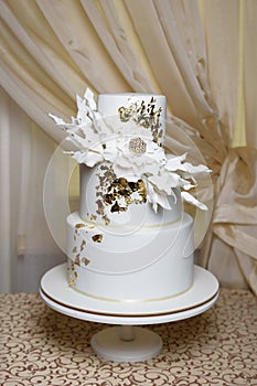 Wedding cake of three tiers of white mastic