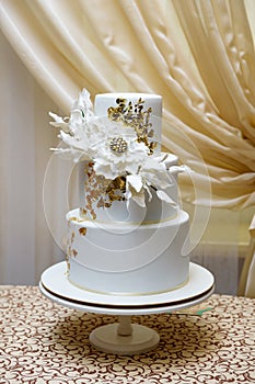 Wedding cake of three tiers of white mastic