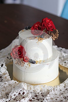 weddingcake with red roses and golden details photo