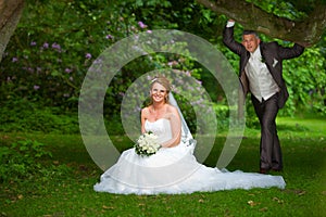 Wedding couple below oak tree