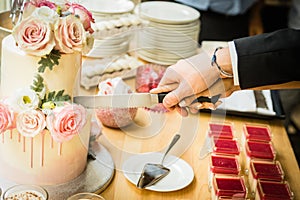 Wedding couple cutting the wedding cake on their wedding day