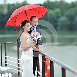 Wedding couple in a rainy day