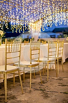 Wedding dining table setup using gold chiavari chair