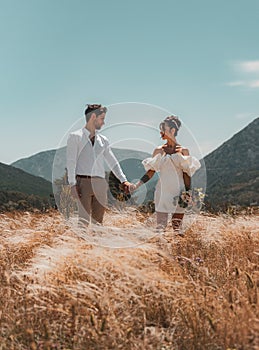 Boda fotografía novia acicalar cómo ellos sostener manos 