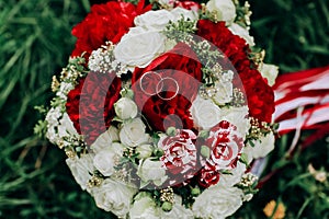 Wedding Ring in Rose, Will you marry me. wedding rings on a wedding bouquet