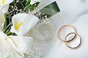 Wedding rings with calla bouquet
