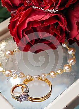 wedding rings with red roses