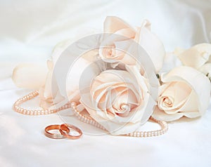 Anillos de boda a rosas 