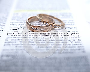 Wedding rings and Spanish Bible scripture photo