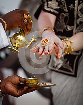 Wedding in Sri Lanka - ritual watering fingers