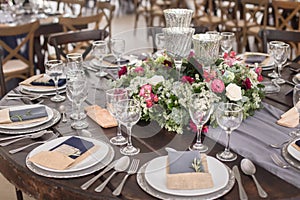 Wedding table decor in grey tones.