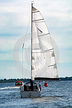 El fin de semana navegación sobre el pequeno yate un barco sobre el a canales en sur países bajos, países bajos 