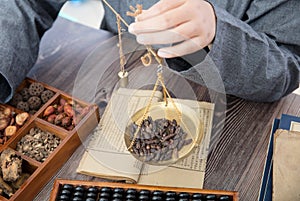 Weighing traditional Chinese medicine xiangfuzi