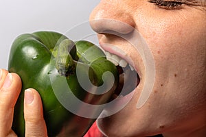 Morder verde pimienta. propio nutrición crudo comida a verdura dietas 