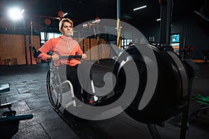 Invalidní žena trénink v tělocvična z rehabilitace 