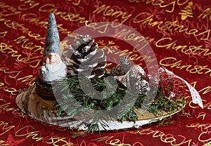 Weihnachtsgesteck mit Wichtel