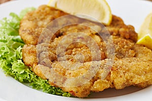 Weiner schnitzel with green salad and lemon