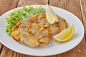 Weiner schnitzel with green salad and lemon