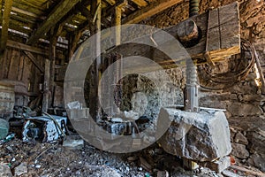 weinpresse aus holz und stein in einem haus