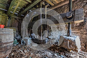 weinpresse in einem haus aus holz