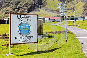 Vitajte na ostrov turistické ukazovateľ smeru a vzdialenosť na ďalšie miesta v centrum z z sedem mora 