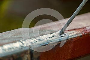 Weld on a metal profile and a welding electrode