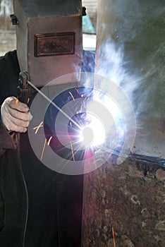 Welder cooks an pipe