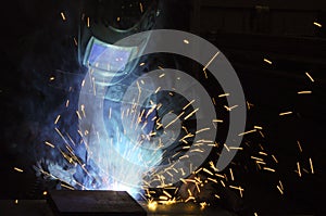 Welder on the production of weld metal.