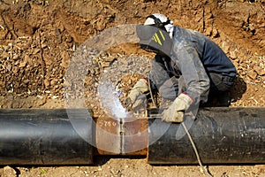 Welder working pipeline