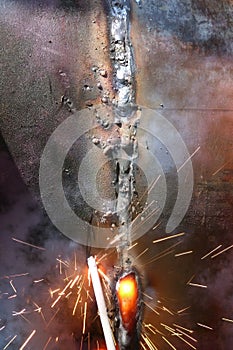 Welding metal pipe